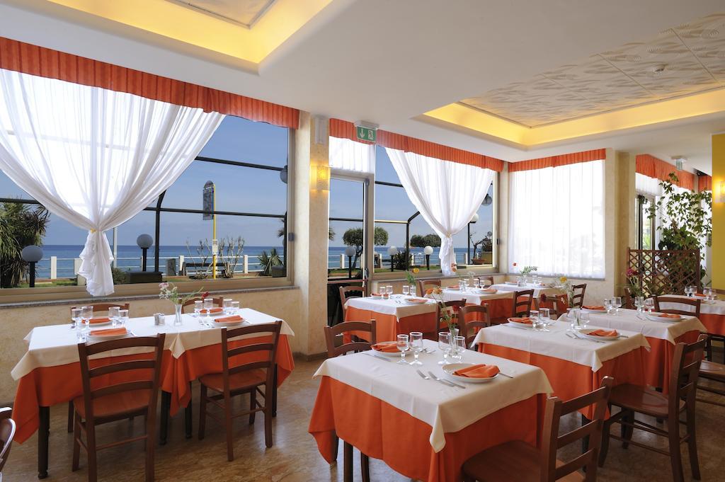 Hotel Delfino Лайджелия Екстериор снимка