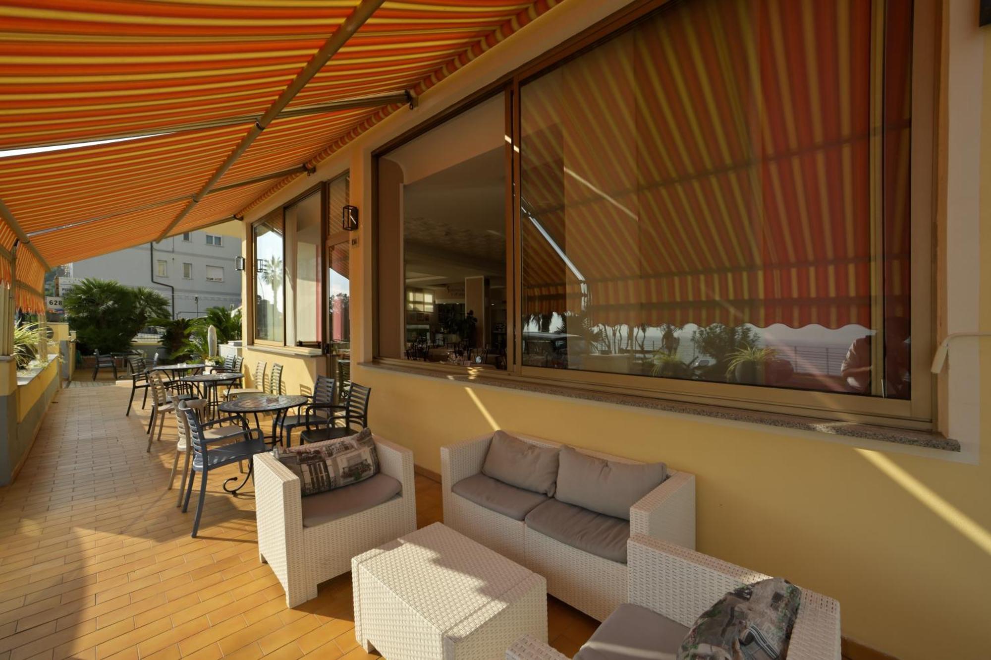 Hotel Delfino Лайджелия Екстериор снимка