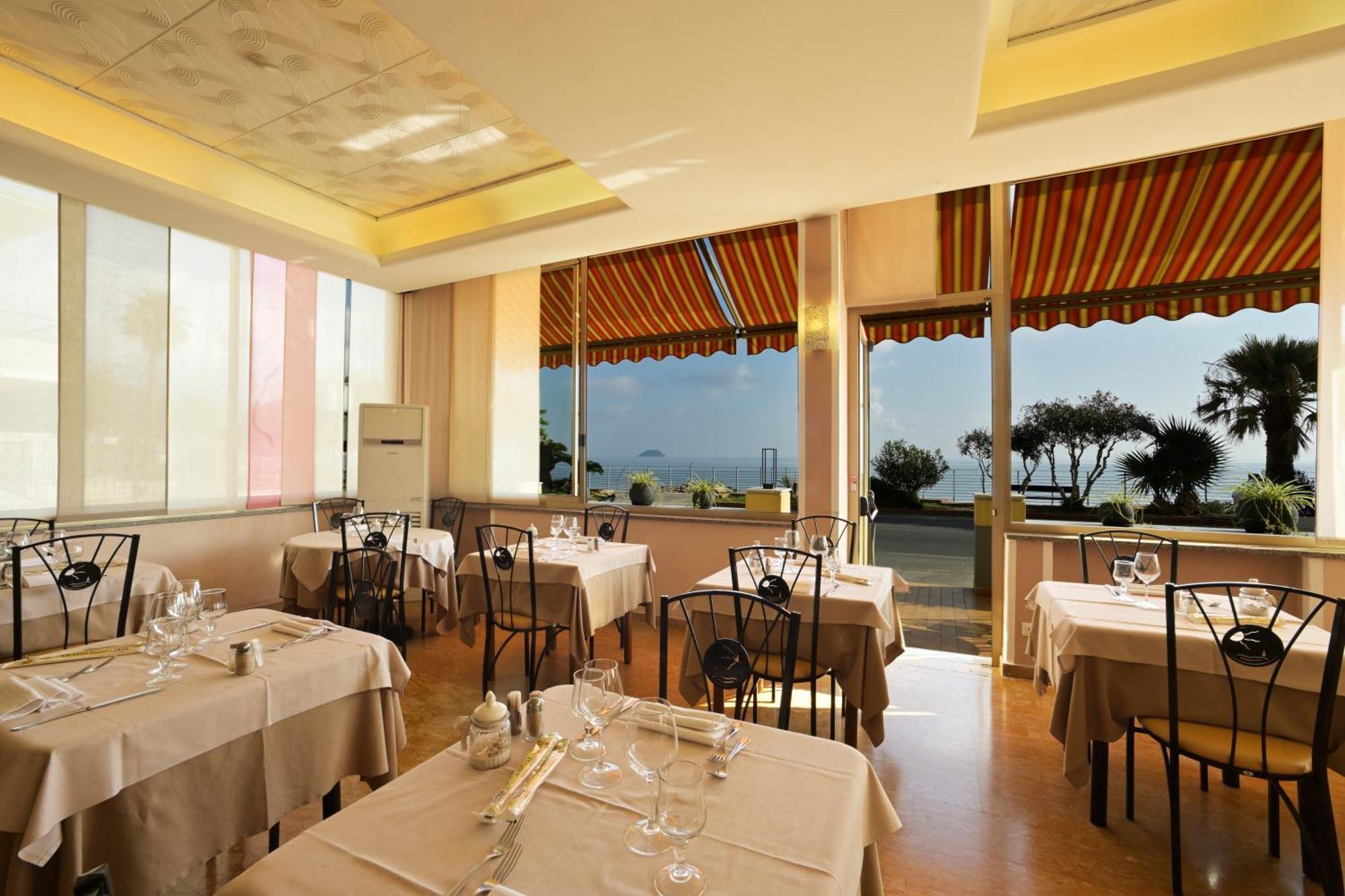 Hotel Delfino Лайджелия Екстериор снимка