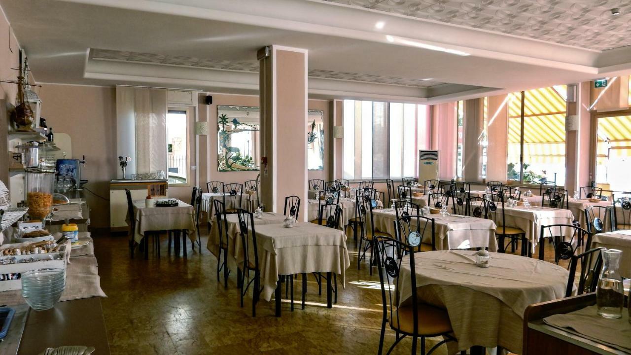 Hotel Delfino Лайджелия Екстериор снимка