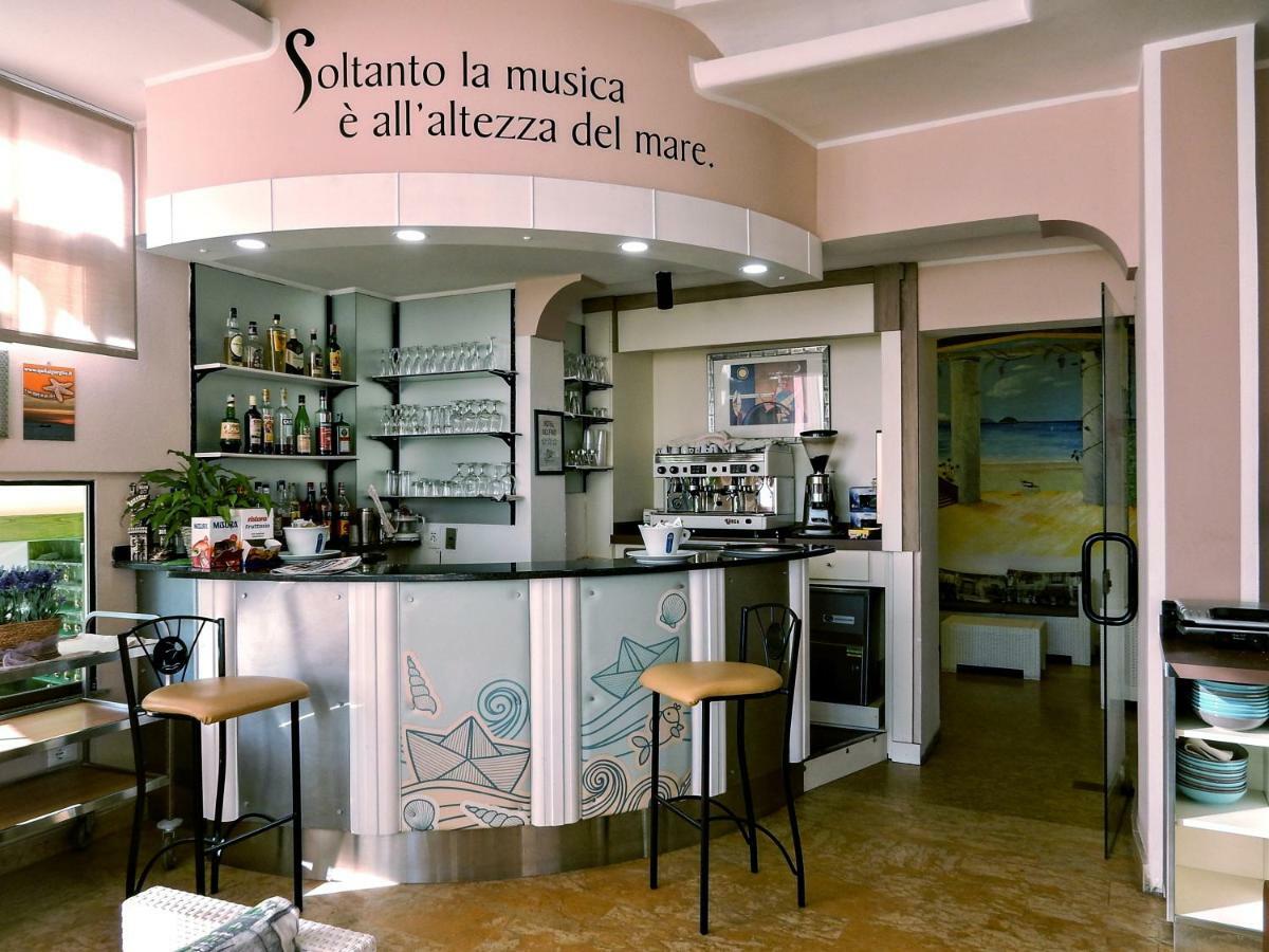 Hotel Delfino Лайджелия Екстериор снимка